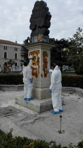 L'azione di ripulitura della scultura 'L'Albero dei Sogni"