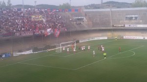 Un'azione di Campobasso - Sambenedettese 0-1 sotto la Curva Nord 'Michele Scorrano'