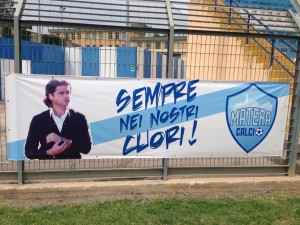 Lo striscione in ricordo di Vincenzo Cosco esposto allo stadio di Matera