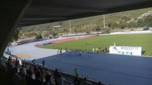 I calciatori dell'Isernia ringraziano e salutano il pubblico dopo lo 0-0 con il Fano