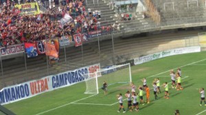 L'abbraccio dei tifosi del Campobasso a fine partita 