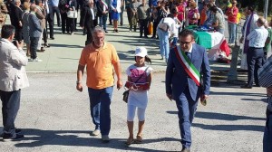 L'assessore Salvatore Colagiovanni, a Castelraimondo, con Nunzio Di Lisio e il bambino che ha portato la bandiera della città di Campobasso