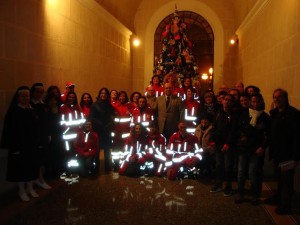 Il gruppo della Croce Rossa Italiana davanti l'albero di Natale a Palazzo San Giorgio