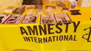 Il banchetto di Amnesty International in Piazza della Vittoria a Campobasso