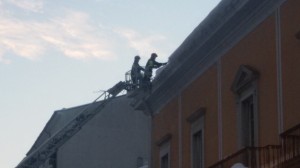 VIGILI DEL FUOCO A LAVORO SU CORSO VITTORIO EMANUELE 