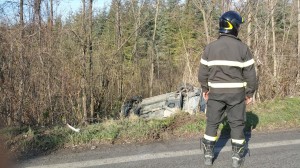 L'automobile nella scarpata  sulla strada per Colletorto