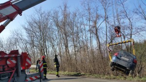 L'automobile recuperata dai Vigili del Fuoco