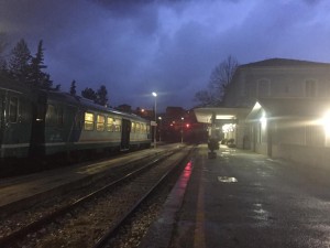 Il treno fermo alla stazione di Carpinone (foto scattata poco dopo le 16 di lunedì 11 gennaio 2016)