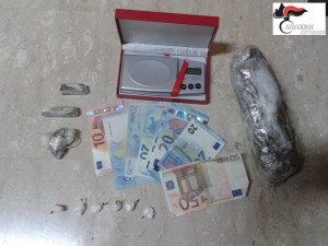 La droga e i soldi sequestrati al 46enne avellinese