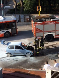 I Vigili del Fuoco in azione all'incrocio tra via Vico e via San Giovanni