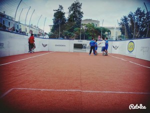 Il campo del torneo di calcio tre contro tre in Piazza Municipio