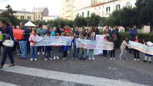 La protesta del Comitato genitori della scuola di Via D'Amato e i piccoli studenti