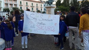 La protesta dei piccoli alunni della scuola di via D'Amato