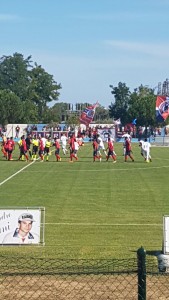 L'ingresso in campo di Pineto - Campobasso. Sullo sfondo i tifosi del Lupo